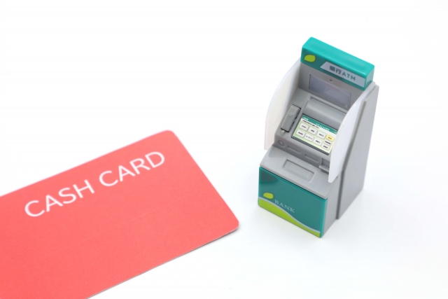 ATMとキャッシュカードのイメージ